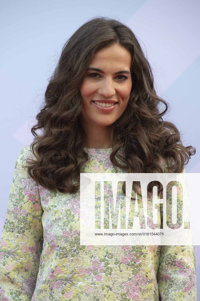 Mona AMEZIANE, presenter, red carpet, red carpet show, Grimme Online Awards 2022 ceremony on 23 06 2022 at Flora Koeln,