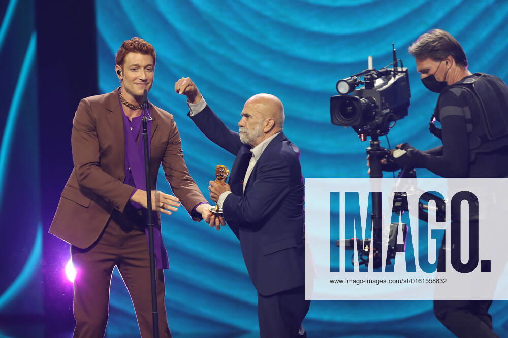 German Film Award 2022 Laudator BEST CAMERA and IMAGE Daniel Donskoy and laureate in BEST CAMERA IMAGE Johann Feindt LIEBER THOMAS at the award ceremony of the Lola German Film Award 2022 at the Palais am Funkturm in Berlin 24 06 2022
