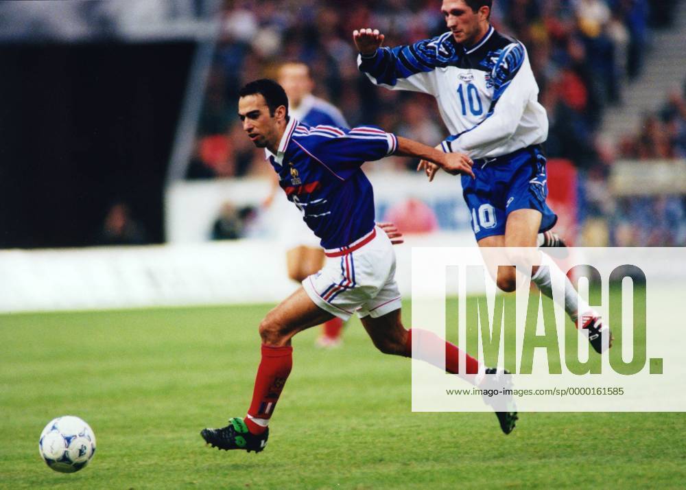 Youri Djorkaeff (Frankreich) schüttelt seinen isländischen Gegenspieler ab Fußball Länderspiel Herren EM-Qualifikation 1999, Nationalmannschaft, Nationalteam, Nationaltrikot, Frankreich - Island 3:2 Gruppe Stade de France Paris Dynamik, Kampf,