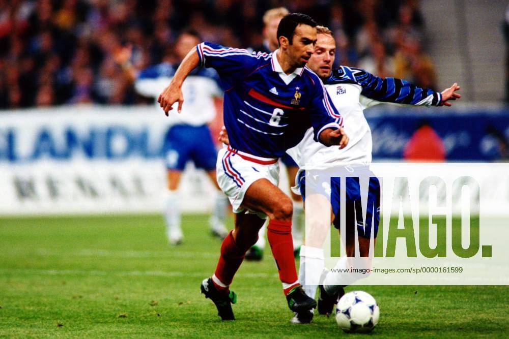 Youri Djorkaeff (Frankreich) im Duell mit seinem isländischem Gegenspieler Fußball Länderspiel Herren EM-Qualifikation 1999, Nationalmannschaft, Nationalteam, Nationaltrikot, Frankreich - Island 3:2 Gruppe Stade de France Paris Kampf, Dynamik,