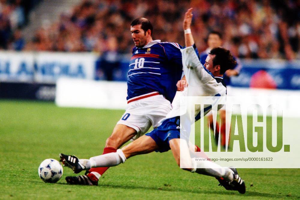 Zinedine Zidane (Frankreich) im Duell mit seinem isländischem Gegenspieler Fußball Länderspiel Herren EM-Qualifikation 1999, Nationalmannschaft, Nationalteam, Nationaltrikot, Frankreich - Island 3:2 Gruppe Stade de France Paris Dynamik, Kampf,