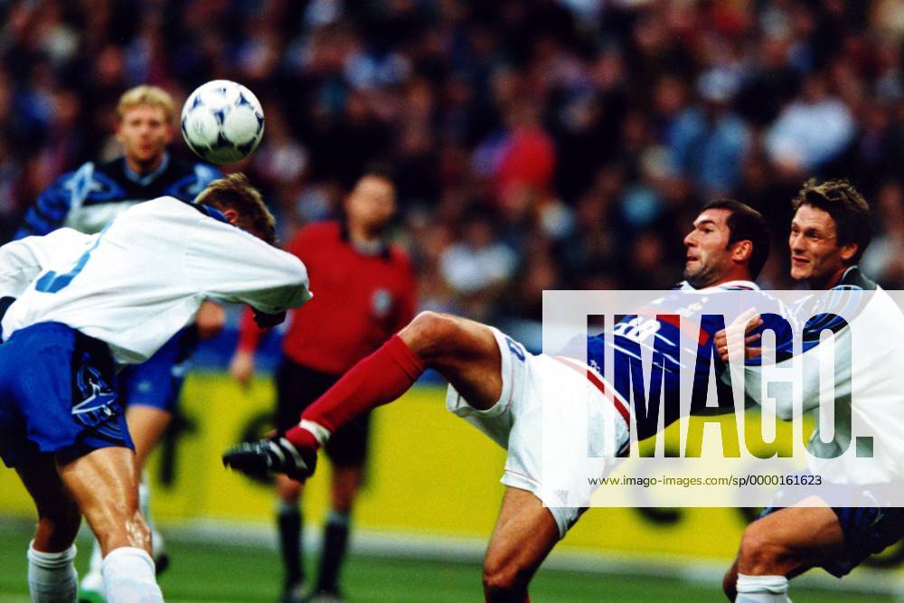 Zinedine Zidane (Frankreich) wird im Duell mit seinem isländischem Gegenspieler unfair von hinten attackiert Fußball Länderspiel Herren EM-Qualifikation 1999, Nationalmannschaft, Nationalteam, Nationaltrikot, Frankreich - Island 3:2 Gruppe Stade de France Paris Kampf, Dynamik,