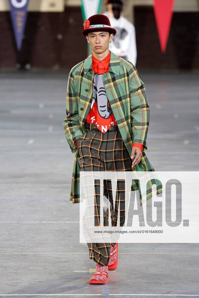 (220626) -- PARIS, June 26, 2022 -- A model presents a creation from the Spring Summer 2023 collection of KENZO during the men s fashion week in Paris, France, on June 26, 2022. (Photo by Xinhua) FRANCE-PARIS-MEN S FASHION WEEK-KENZO PieroxBiasion