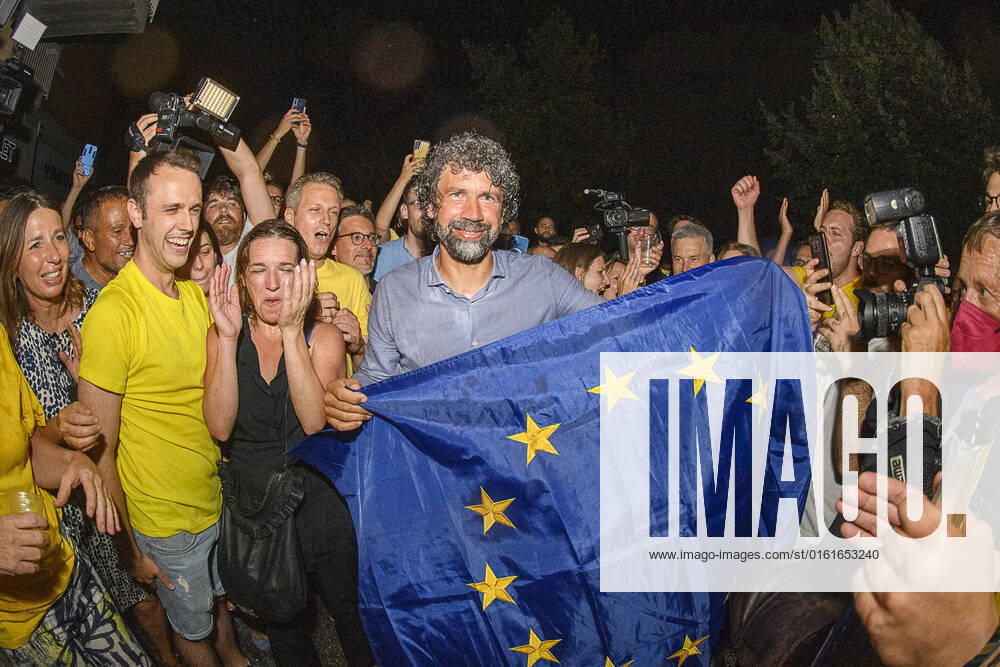 Photo IPP Maurilio Boldrini Verona 26 6 2022 Politics municipal election for new mayor of Verona in the photo the new Mayor Damiano Tommasi celebrates victory with a flag of the European Union Italy Photo Press World Copyright Election Counting Damiano Tomma 0