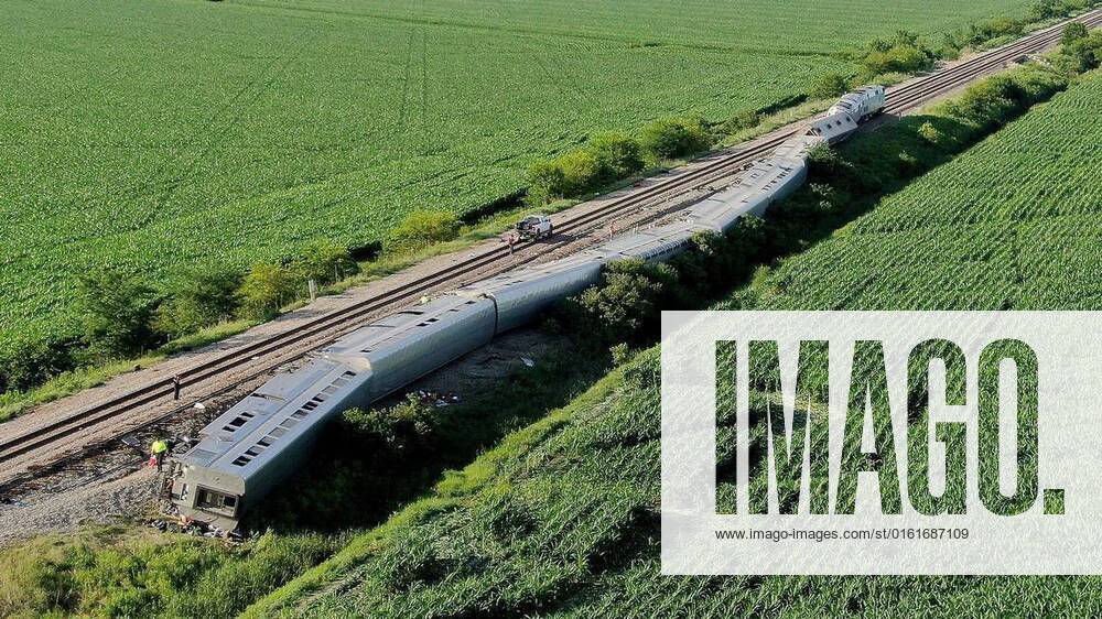 Several cars of an Amtrak train traveling from Los Angeles to Chicago derailed Monday afternoon after it struck a dump truck at a crossing in northern Missouri, Amtrak announced. More than 200 people were on board the train at the time of the crash, which was first reported at about 12:43 p.m. near Mendon, Missouri, according to the Missouri State Highway Patrol. Three people were killed in the crash, the patrol said, including two people on the train and one person in the dump truck. Mendon USA - ZUMA 20220627_mda_m67_043
