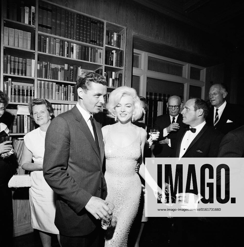 IMAGO ICONS: Marilyn Monroe Trip to New York City: Reception, Arthur Krim Residence. Steve Smith (brother-in-law of President John F. Kennedy) visits with actor and singer, Marilyn Monroe, during an evening reception at the residence of Arthur B. Krim and Dr. Mathilde Krim in New York City, New York.