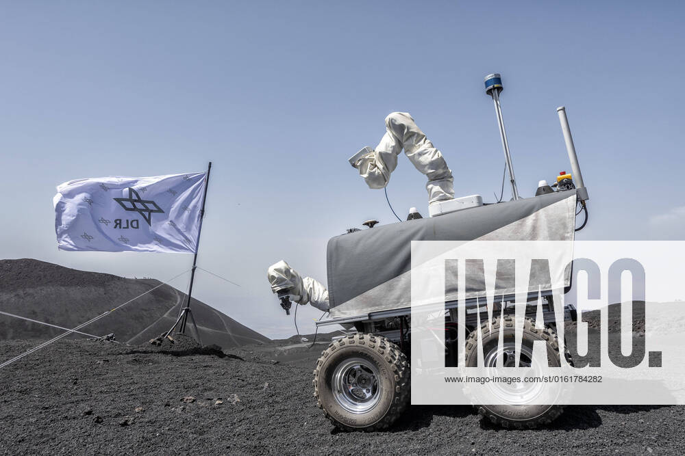 Italien, ARCHES Roboter von DLR und ESA erkunden Vulkan Ätna als Quasi-Mond June 29, 2022, Nicolosi, Catania, Italy: The extraordinary similarity, that between the black lava expanses of Etna and the lunar soil, is making it possible, from 12 June to 9 July 2022, to create the Arches Space-Analog Demonstration. A three-step analog mission in a base camp at an altitude of 2600 meters on the highest volcano in Europe. A project by the German Aerospace Center, with the participation of ESA, the European Space Agency, to test the performance of different types of Rovers that scientifically focus on geological research and radio astronomy. Fundamental simulations in view of a future space station, the Lunar Gateway. Nicolosi Italy - ZUMAf148 20220629_zip_f148_007