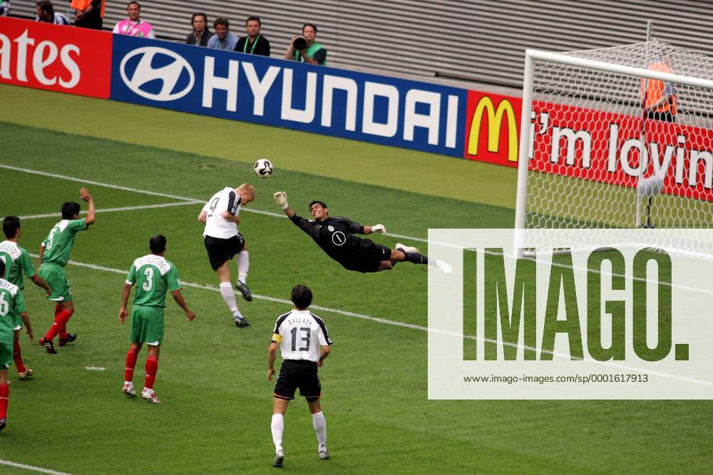 Torwart Oswaldo Sanchez (Mexiko, re. ) mit einer Flugeinlage vor Mike Hanke (Deutschland) am Ball Fußball Länderspiel Herren Confederations Cup 2005, Confederationscup, Konföderationen, Konföderationencup, Vdig Gruppe Sponsor, Sponsoring, Werbepartner Leipzig Dynamik,