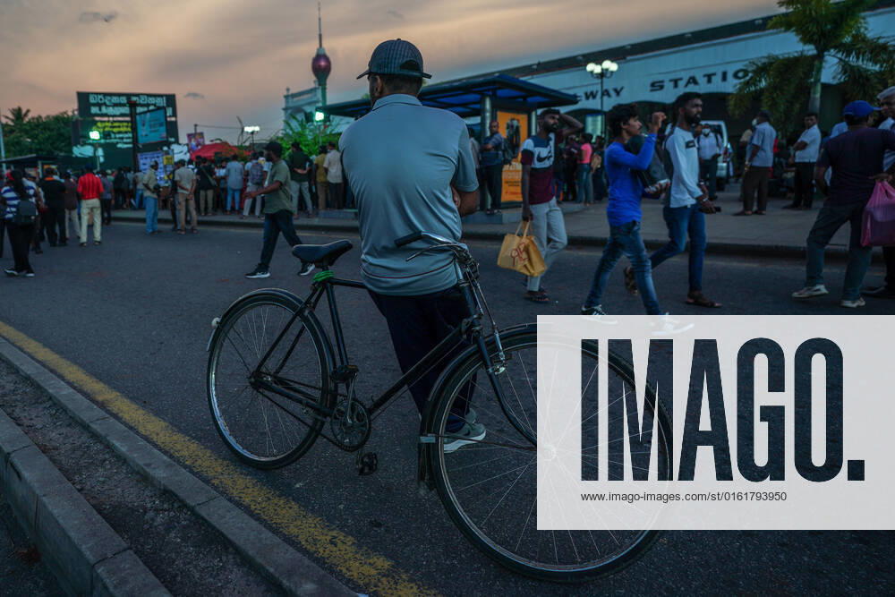 Fuel Crisis In Sri Lanka Due to the severe fuel shortage in Sri Lanka, many public and private sector employees are using bicycles to get to work. June 29, 2022 Colombo Sri Lanka Colombo Sri Lanka