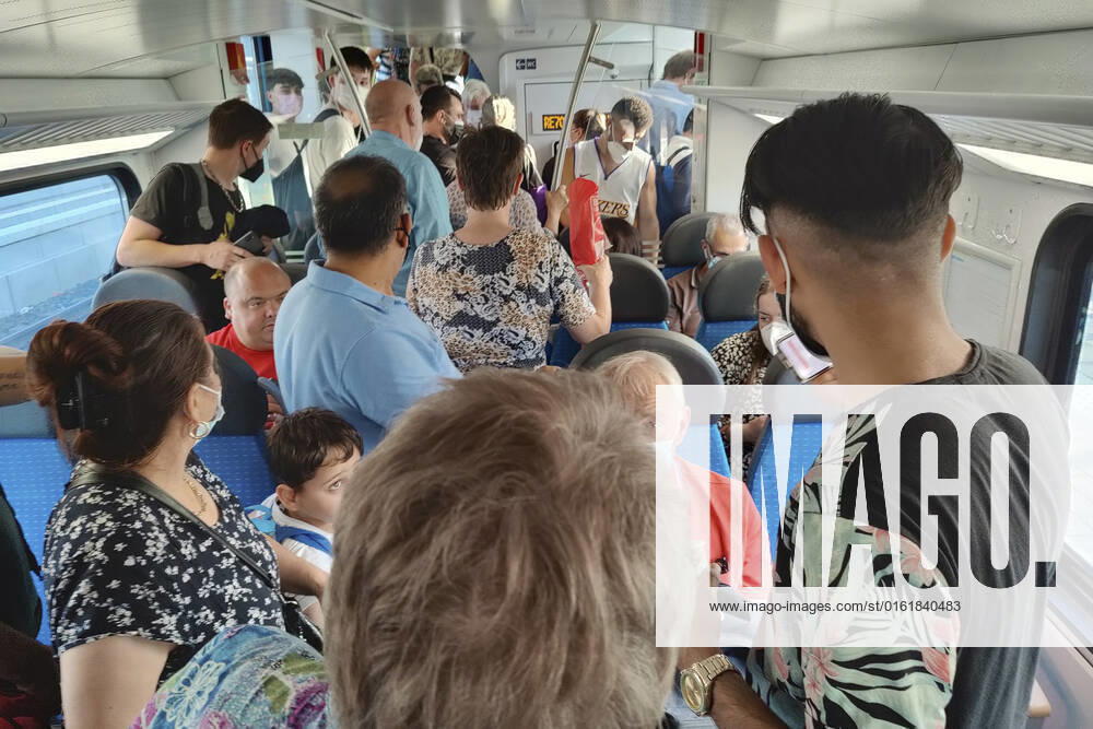 Throng at Train, Chaos at local transport, 9 Euro Ticket, Germany, North Rhine Westphalia, ruhr area, Holzwickede Crowds in The trains Chaos in Local transport, 9 Euro ticket, Germany, North Rhine Westphalia, Ruhr areas Holzwickede BLWS669291