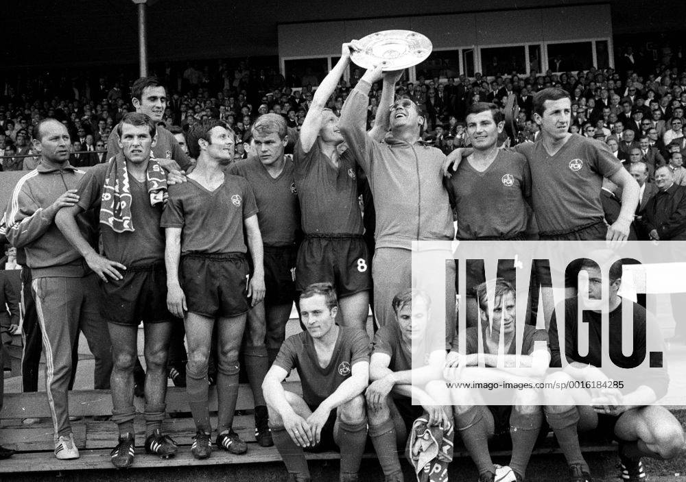Fußball, 1. FC Nürnberg, Deutscher Meister 1968 1. FC Nürnberg Deutscher Meister 1968, hi.v.li.: Co Trainer Körner, Georg Volkert, August -Gustl- Starek, Zvezdan Cebinac, Heinz Müller, Heinz Strehl, Trainer Max Merkel, Ludwig -Luggi- Müller, Hubert Schöll, vorn: Horst Leupold, Karl Heinz Ferschl, Fritz Popp, Torwart Gyula Toth. HM