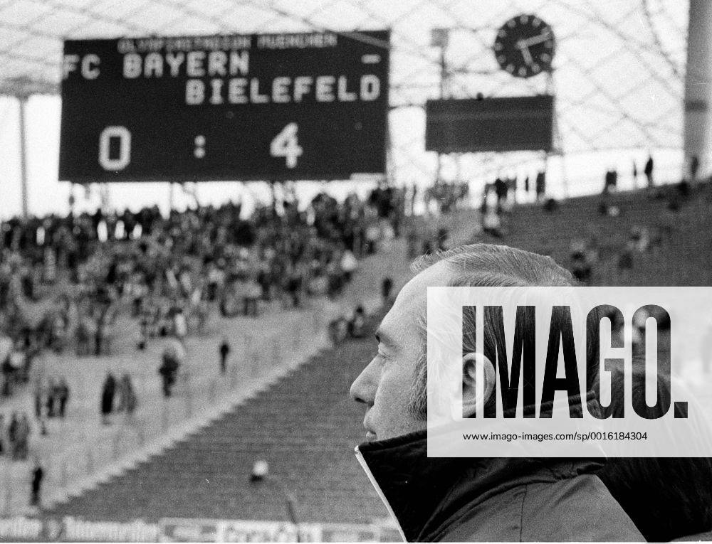 FC Bayern München - Arm. Bielefeld 0:4 10.3.1979. Trainer Pal Csernai (FCB) mit der Anzeigetafel. HM