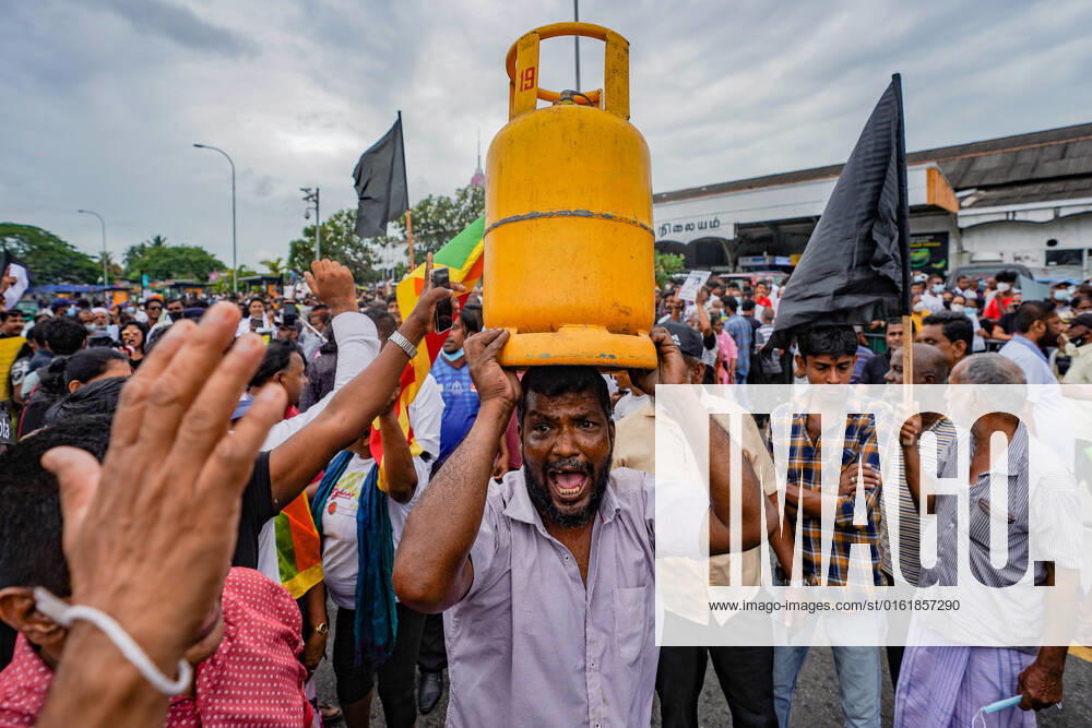 Opposition Protests Demanding The Resignation Of President Gotabhaya Rajapaksa A man lifts a gas tank during an opposition protest demanding the resignation of President Gotabhaya Rajapakse. June 30, 2022 Colombo, Sri Lanka Colombo Sri Lanka