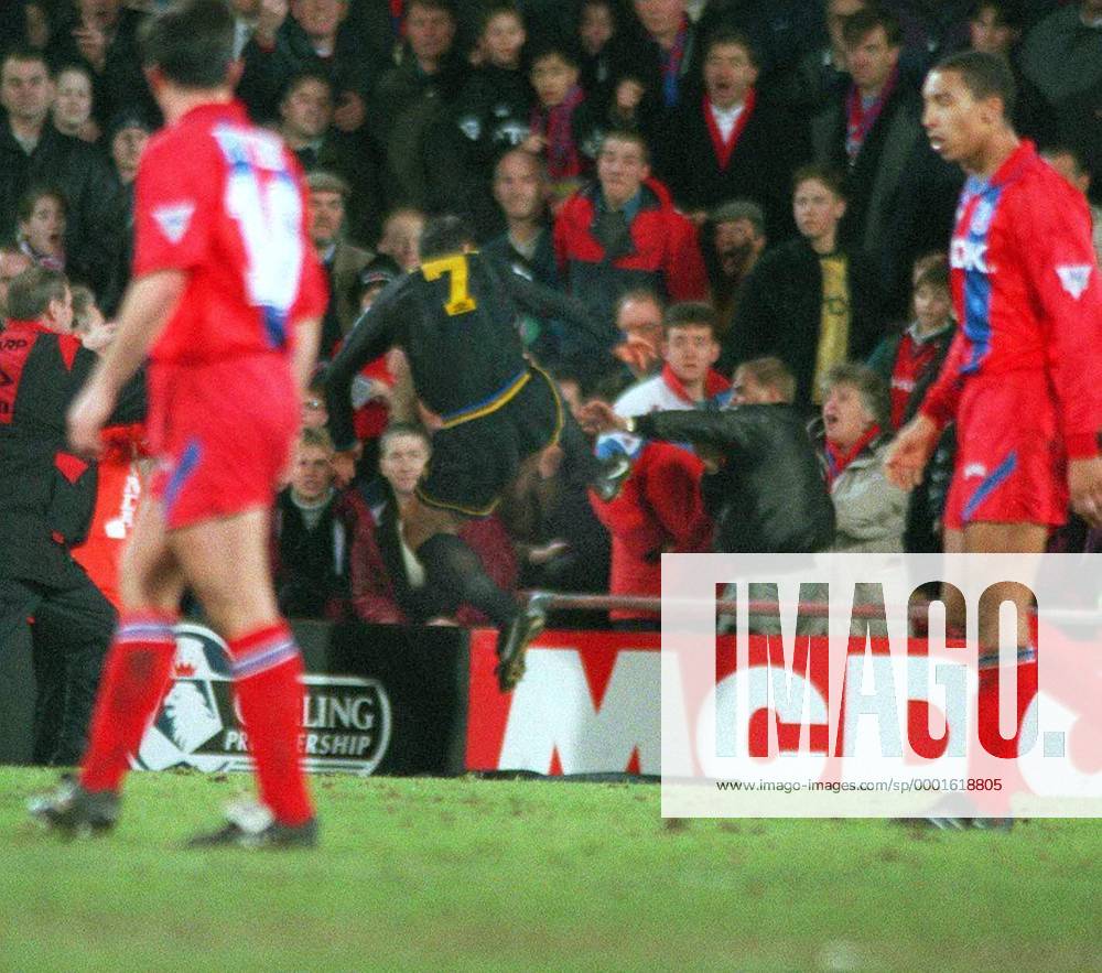 Eric Cantona (Manchester United) springt mit einem Karatetritt in die Zuschauerränge und attackiert Crystal Palace Fan Matthew Simmons (England), der ihn zuvor beleidigte - Fußball Herren English Premier League 1994 1995, 1. Englische Liga, Crystal Palace - Manchester United 1:1 Totale Fußballhistorie, Geschichte, Fußballgeschichte London Dynamik, Wut,