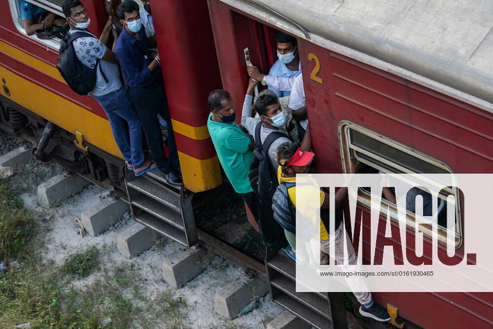 Fuel Crisis In Sri Lanka Due to the acute fuel crisis in Sri Lanka, many people coming to work are using public transport services such as trains. July 01, 2022 Colombo, Sri Lanka Colombo Sri Lanka
