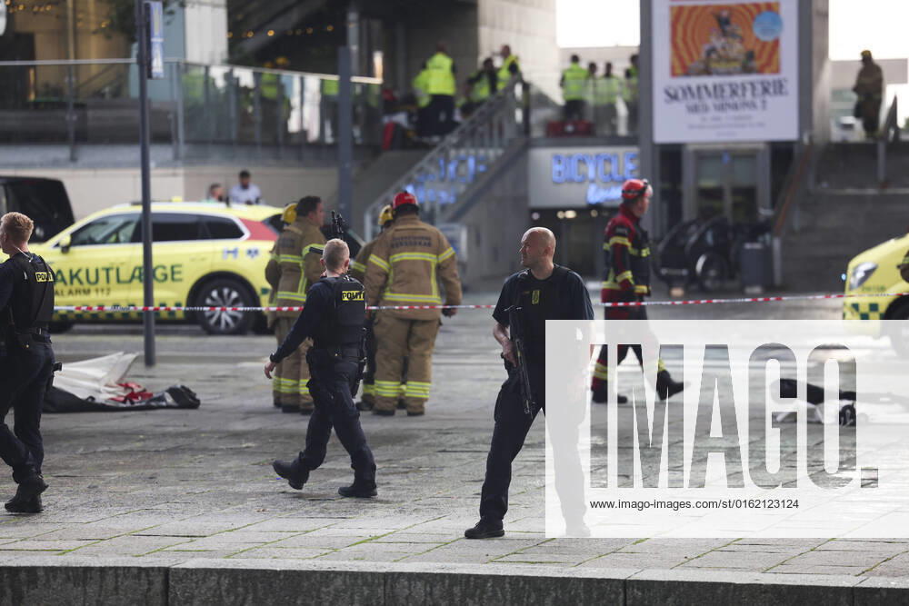 KÖOENHAMN 20220703 Police and rescue vehicles nearby where several people have been hit in a shooting at a shopping centre in Copenhagen Several people were shot dead at the shopping centre in Copenhagen, police said at a press conference KÖPENHAMN DANMARK