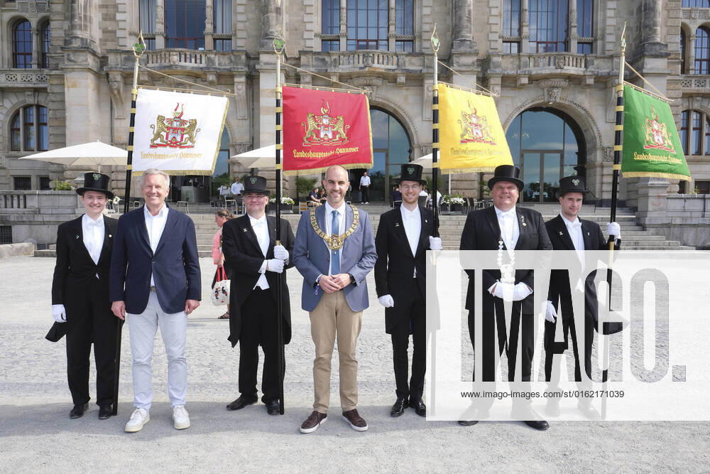 Vanessa Smorra, Christian Wulff, Torsten Tegtmeier, Belit Onay, Sebastian Witte, Rolf Franke and Julius Torben Stamkort at the Schützenausmarsch for the 493 Schützenfest in downtown Hannover, 03 07 2022 Foto:xU.xFuturexImage