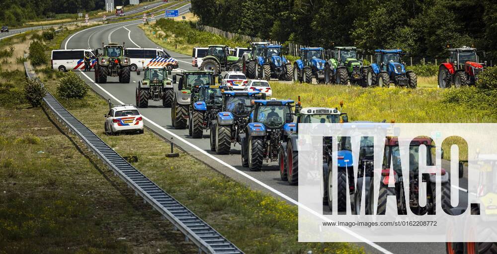 2022 07 04 14 42 48 HAPERT The police are present on the A67 near Eindhoven to intervene in a farmers protest At Hapert, the road was blocked by several agricultural vehicles, but according to the police, traffic is moving there again ANP ROB ENGELAAR netherlands out belgium out