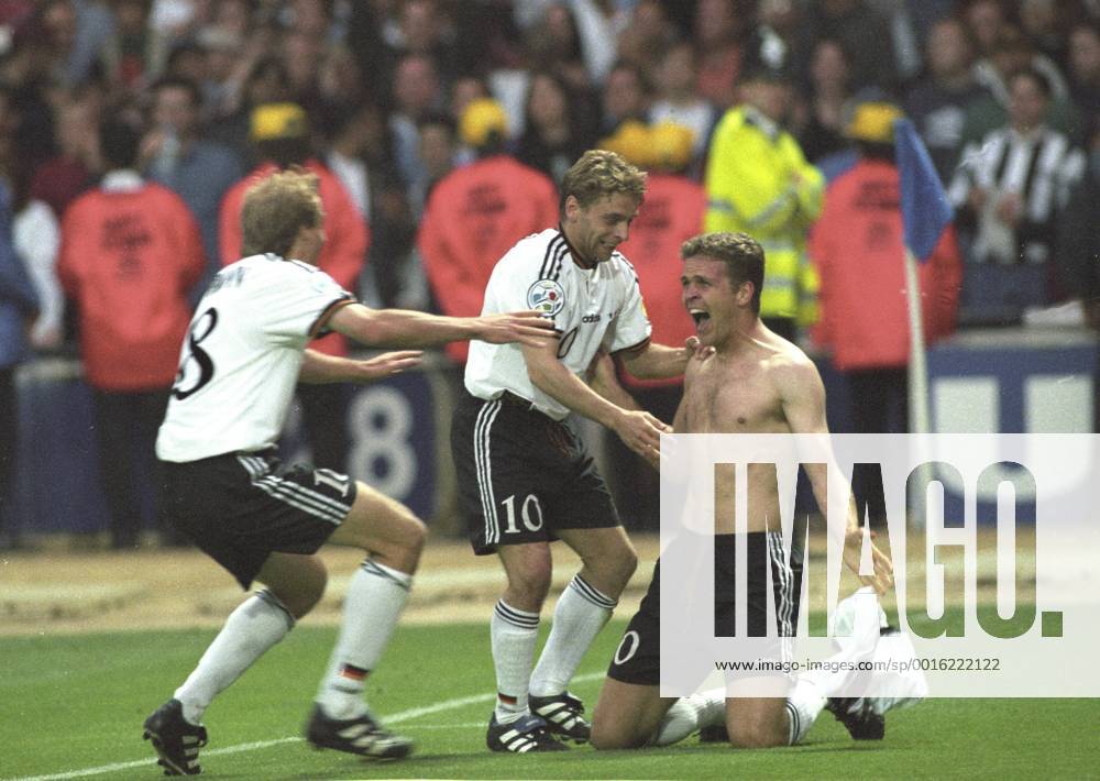 Fußball, EM Finale 1996 in London, Deutschland - Tschechien 2:1 n.V. Europameisterschaft 1996 Finale: Deutschland - Tschechien 2:1 G.G. 30.6. in Wembley. Jubel Oliver Bierhoff nach Golden Goal mit Jürgen Klinsmann und Thomas Häßler HM