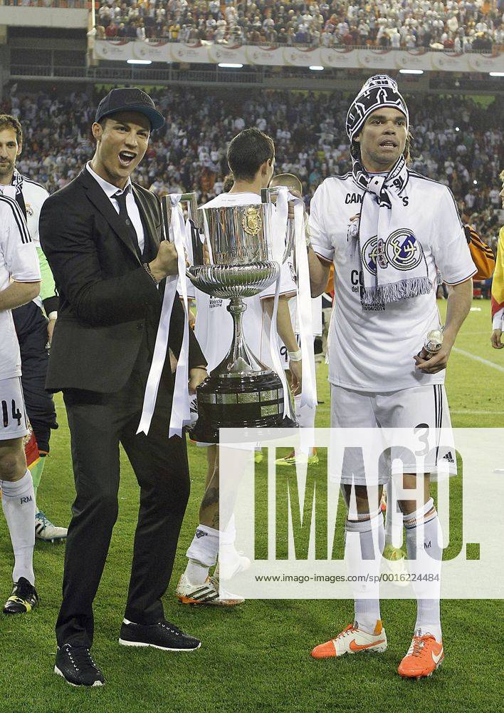 Real Madrid s Cristiano Ronaldo (l) and Pepe celebrate the victory in the spanish KIng s Cup Final match.April 16,2014. (2014041665)
