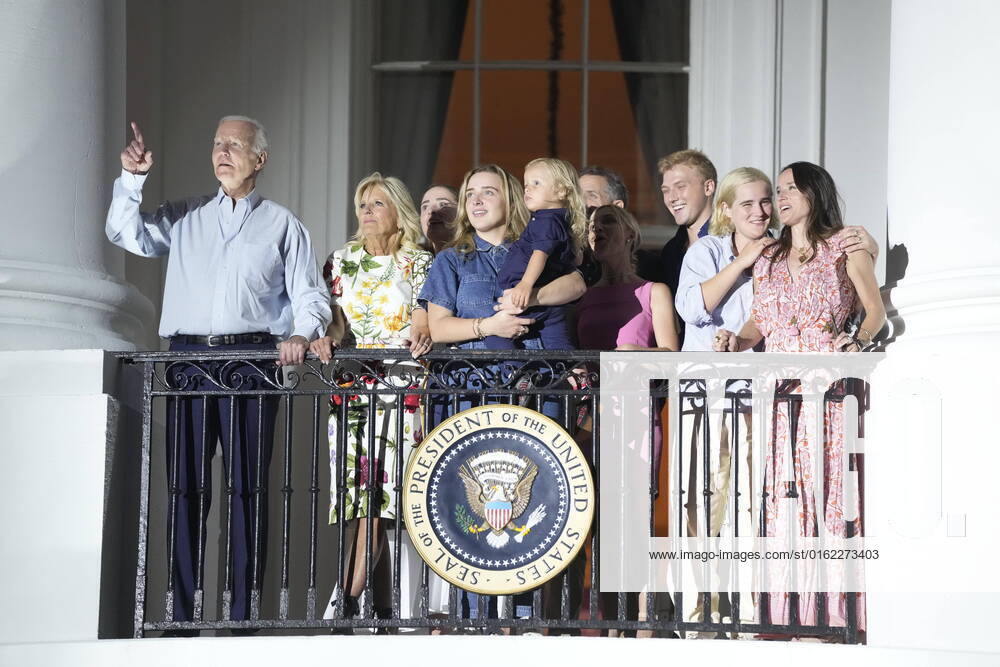 United States President Joe Biden, first lady Dr. Jill Biden and members of the Biden family watch fireworks from the Truman Balcony of the White House in Washington, DC at a celebration for military families on Monday, July 4, 2022. Earlier the President made remarks on patriotism and on the mass shootings in Highland Park, Illinois Washington USA - ZUMAs152 20220704_zaa_s152_061