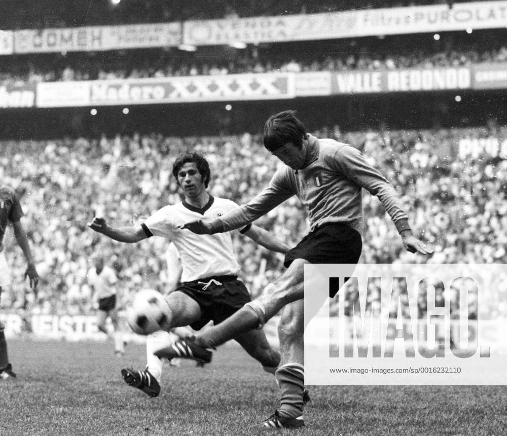 WM 1970: Deutschland - Italien 3:4 n.V. am 17.6. in Mexico City Torwart Enrico Albertosi klärt vor Gerd Müller HM