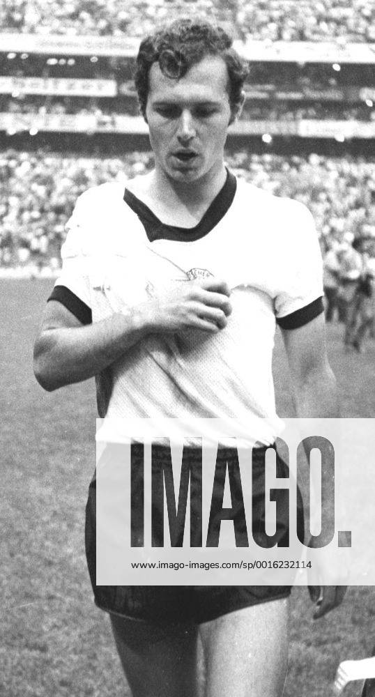 FB-WM 1970 Halbfinale: Italien- Deutschland 4:3 n.V. am 17.06.1970 in Mexico-City. Franz Beckenbauer (Deut.) mit Verband. HM