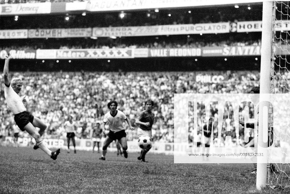 FB - WM 1970 Halbfinale: Italien - Deutschland 4:3 n.V. 17.06.1970. Tor zum 1:1 durch Karl Heinz Schnellinger (links). Rechts: Torwart Enrico Albertosi (Ita.). HM