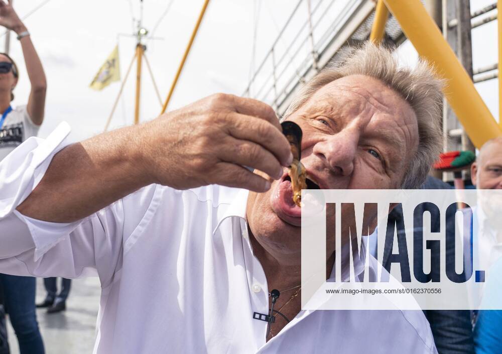 2022 07 06 11 44 04 YERSEKE Mussels are fished on the Oosterschelde during the season start of the Zeeland bottom culture mussels Jan Boskamp receives the first basket ANP JEROEN JUMELET netherlands out belgium out