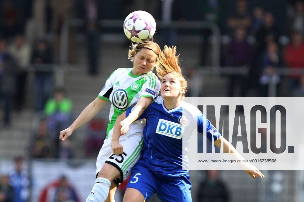 Fussball, Frauen Champions-League, 1. FFC Turbine Potsdam - VfL Wolfsburg, v.li.: Martina Müller (VfL Wolfsburg) im Zweikampf, Duell, duel, tackle mit Maren Mjelde (1. FFC Turbine Potsdam)