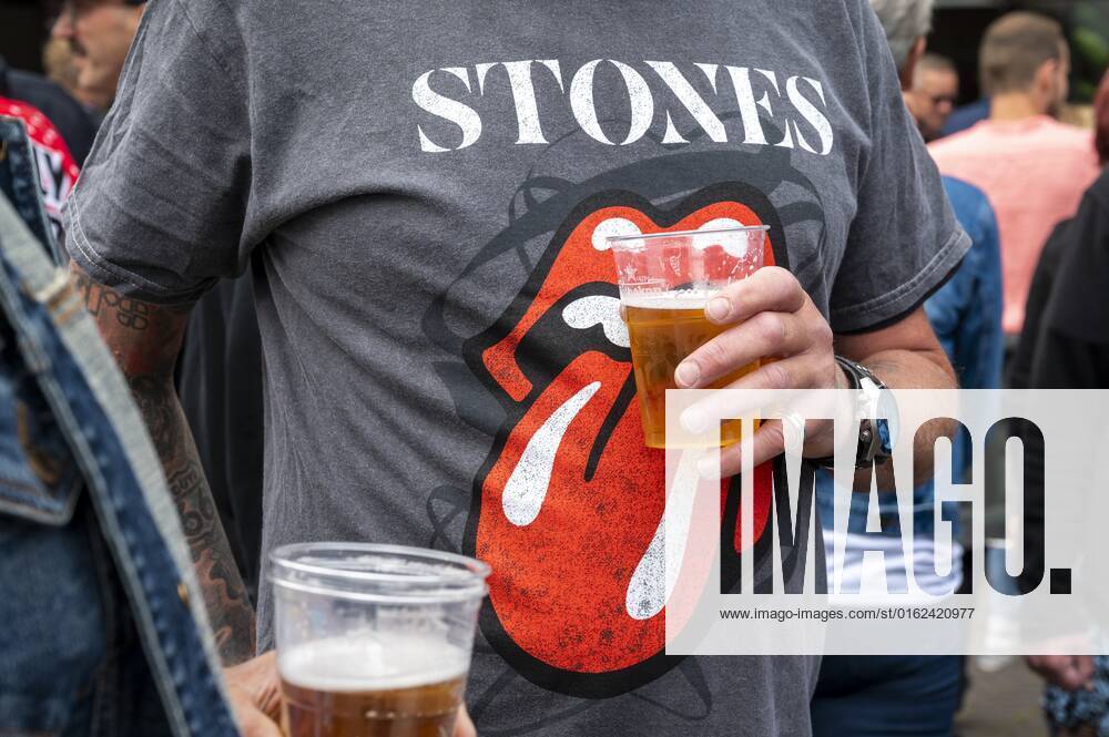 2022 07 07 16 39 33 AMSTERDAM Fans of The Rolling Stones at the Johan Cruijff ArenA prior to the concert The Stones had to cancel earlier, much to the disappointment of the fans, because the frontman turned out to have corona ANP KIPPA EVERT ELZINGA netherlands out belgium out