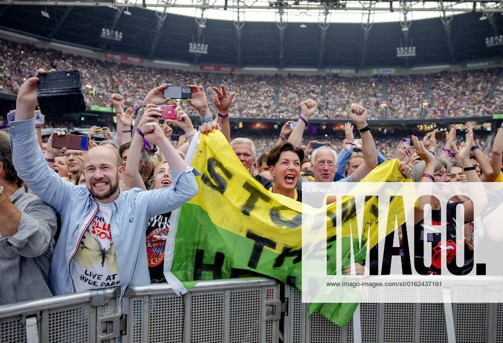 2022 07 07 20 48 27 AMSTERDAM Audience during the concert of The Rolling Stones in the Johan Cruijff ArenA With the SIXTY tour, Mick Jagger, Keith Richards and Ronnie Wood make their long awaited return ANP KIPPA ROBIN VAN LONKHUIJSEN netherlands out belgium out