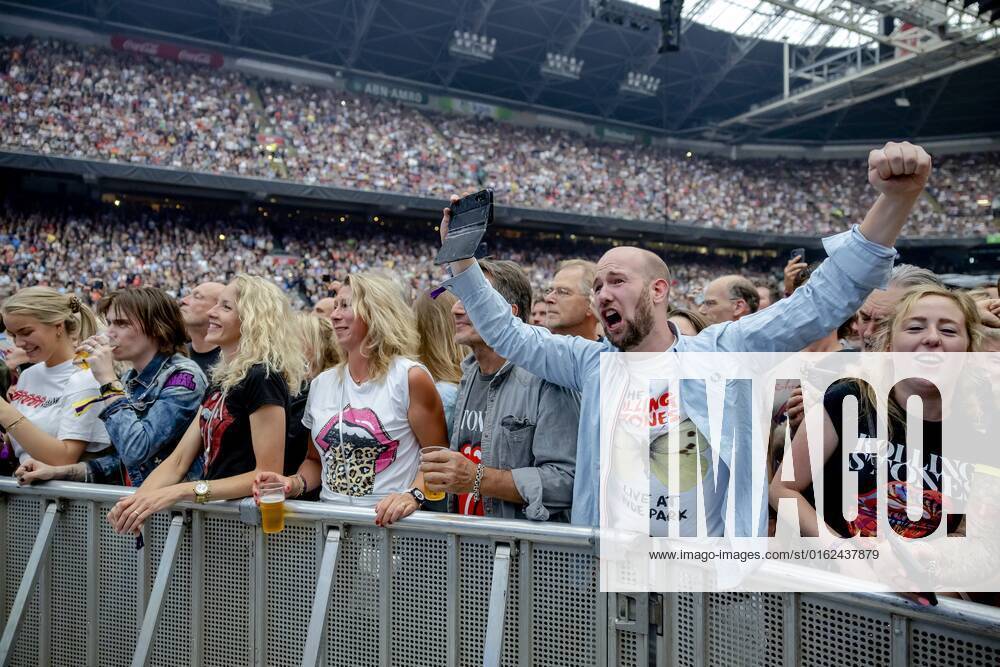2022 07 07 20 51 23 AMSTERDAM Audience during the concert of The Rolling Stones in the Johan Cruijff ArenA With the SIXTY tour, Mick Jagger, Keith Richards and Ronnie Wood make their long awaited return ANP KIPPA ROBIN VAN LONKHUIJSEN netherlands out belgium out