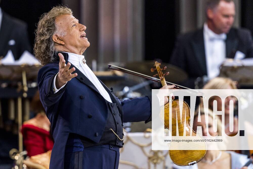 2022 07 21 09 05 MAASTRICHT Violinist Andre Rieu during a concert at the Vrijthof It is the start of a whole series of concerts on the Maastricht square ANP KIPPA MARCEL VAN HOORN netherlands out belgium out
