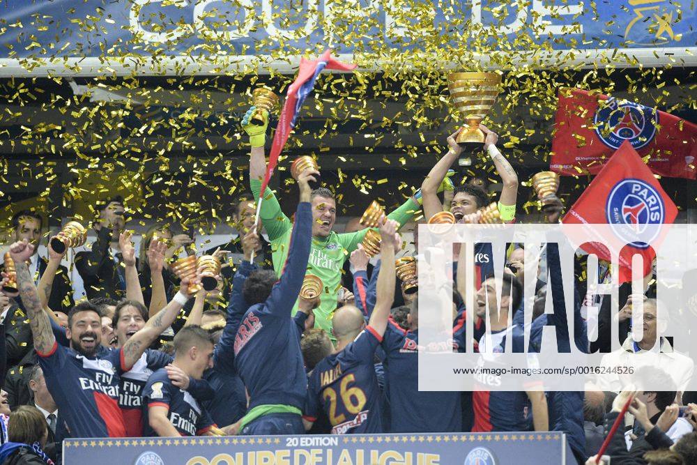 Paris St Germain, Champion Coupe de la Ligue: joie des joueurs parisiens sur le podium lorsque SILVA Thiago (PSG) brandit le trophee FOOTBALL : Olympique Lyon vs Paris St Germain (PSG) - Finale coupe de la Ligue - 19 04 2014 JBAutissier