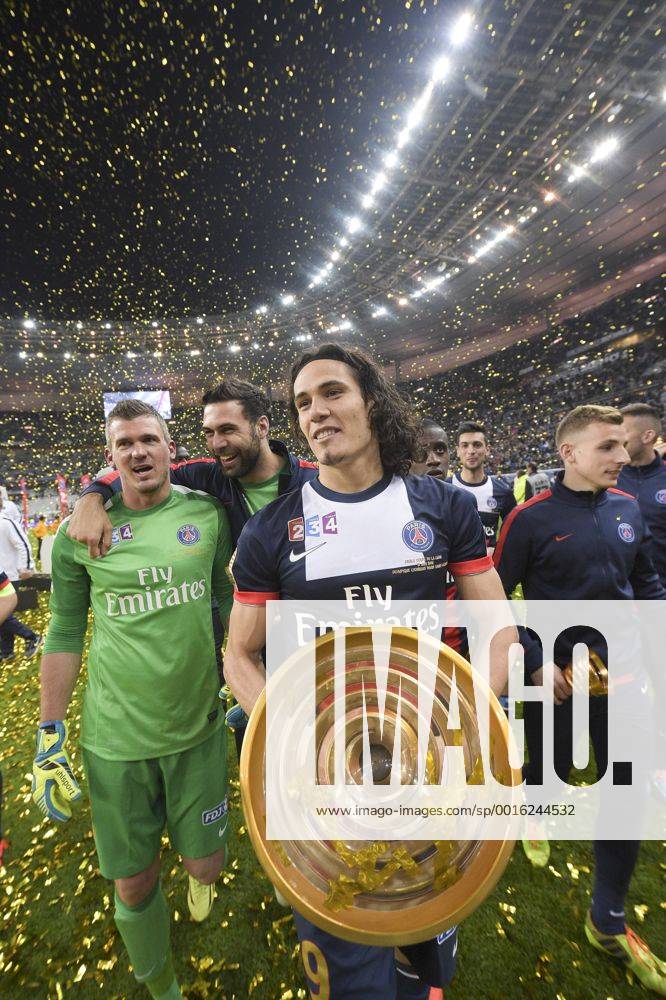 Paris St Germain, Champion Coupe de la Ligue: CAVANI Edinson (PSG) avec le trophee FOOTBALL : Olympique Lyon vs Paris St Germain (PSG) - Finale coupe de la Ligue - 19 04 2014 JBAutissier