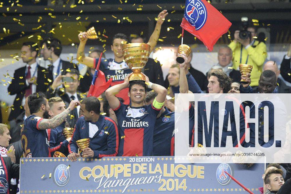 Paris St Germain, Champion Coupe de la Ligue: joie des joueurs parisiens sur le podium lorsque SILVA Thiago (PSG) brandit le trophee FOOTBALL : Olympique Lyon vs Paris St Germain (PSG) - Finale coupe de la Ligue - 19 04 2014 JBAutissier