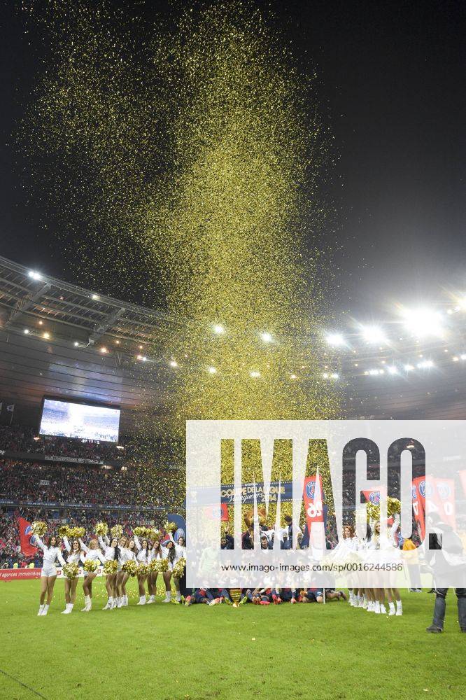 Joie des joueurs parisiens avec le trophee FOOTBALL : Olympique Lyon vs Paris St Germain (PSG) - Finale coupe de la Ligue - 19 04 2014 JBAutissier