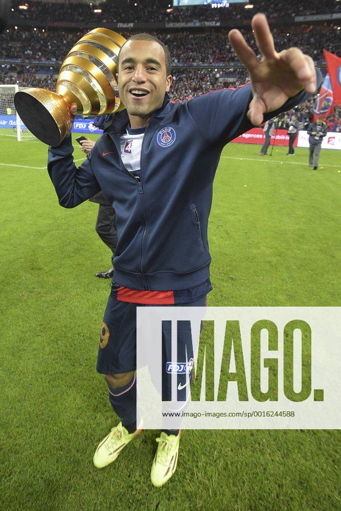 Paris St Germain, Champion Coupe de la Ligue: LUCAS (PSG) avec le trophee FOOTBALL : Olympique Lyon vs Paris St Germain (PSG) - Finale coupe de la Ligue - 19 04 2014 JBAutissier