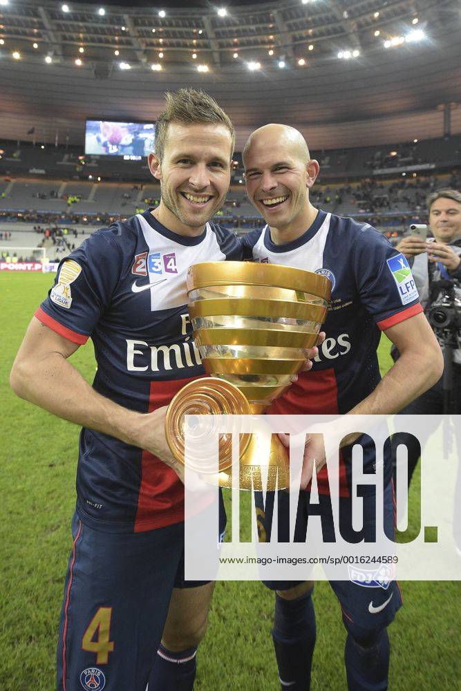 Paris St Germain, Champion Coupe de la Ligue: CABAYE Yohan (PSG) avec le trophee - JALLET Christophe (PSG) FOOTBALL : Olympique Lyon vs Paris St Germain (PSG) - Finale coupe de la Ligue - 19 04 2014 JBAutissier