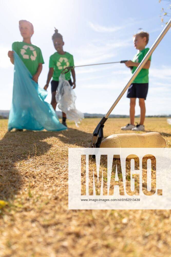IMAGO Creative: Klimawandel - Klimabewusst Multiracial elementary schoolboys collecting plastic with equipment in garbage bag while cleaning Multiracial elementary schoolboys collecting plastic with equipment in garbage bag while cleaning. unaltered, sustainable lifestyle, teamwork, cleaning, responsibility and recycling concept., model released, , property released, Cape Town, South Africa, , 3125436.jpg, people, multiracial, elementary, schoolboy, collecting, plastic, equipment, garbage, bag, cleaning, unaltered, sustainable, lifestyle, teamwork, responsibility, recycling, concept, trash, waste, recycle, rubbish, technology, dump, environmental, team, young, person, business, renewable, reuse, work, disposal, pollution, ecological, industry, litter Child,Boy,Male,Caucasian,Black
