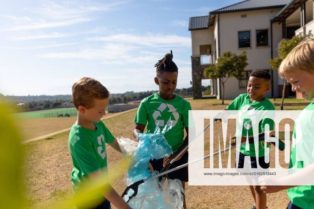 IMAGO Creative: Nächste Generation, Sozial- und klimabewusst Multiracial elementary schoolboys recycling plastic in garbage bag at school ground Multiracial elementary schoolboys recycling plastic in garbage bag at school ground. unaltered, sustainable lifestyle, teamwork, cleaning, responsibility and recycling concept., model released, , property released, Cape Town, South Africa, , 3125439.jpg, people, multiracial, elementary, schoolboy, recycling, plastic, garbage, bag, school, ground, unaltered, sustainable, lifestyle, teamwork, cleaning, responsibility, concept, trash, waste, recycle, rubbish, education, student, study, dump, young, environmental, team, classroom, learn, knowledge, learning, person, renewable, pupil, reuse Child,Boy,Male,Caucasian,Black