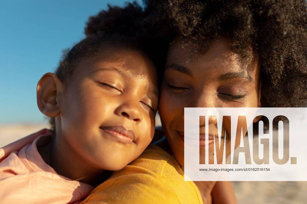 IMAGO Creative: Business - Work-Life Balance Close-up of african american girl with eyes closed relaxing on mother s shoulder at beach Close-up of african american girl with eyes closed relaxing on mother s shoulder at beach. unaltered, family, lifestyle, togetherness and holiday concept., model released, , property released, Cape Town, South Africa, , 3137222.jpg, people,close,african american,american girl,eye,closed,relaxing,mother,shoulder,beach,unaltered,family,lifestyle,togetherness,holiday concept,parent,daughter,together,young,mom,sea,happy,ocean,happiness,leisure,vacation,kid,childhood,father,fun,love,coast,son,adult,african,american,girl,holiday,concept Child,Girl,Female,Black,Young Adult,Woman