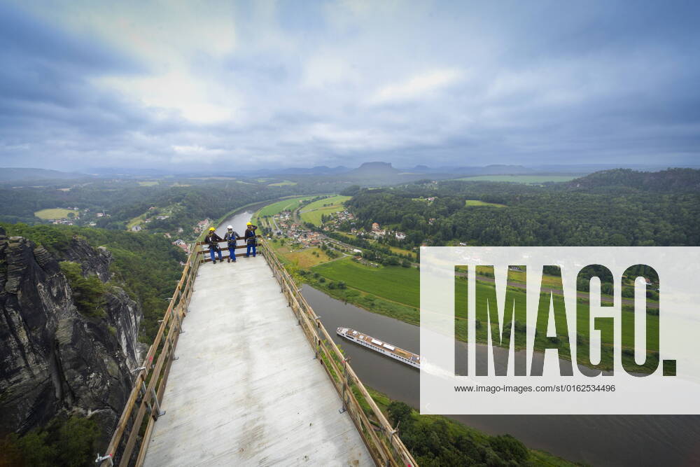 Photo opportunity new observation deck Bastei With the construction of the new observation deck, the famous Basteiaus