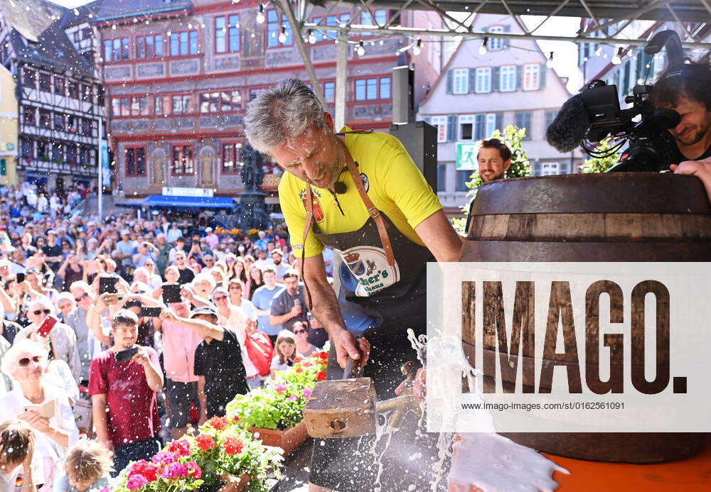 Tuebingen 08 07 2022 Mayor Boris Palmer The Greens in a beer skirt and in cycling gear at the tapping of the barrel for the opening of the city festival 2022 on the marketplace ULMER