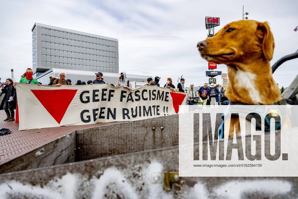 2022 07 10 13 14 06 AMSTERDAM Protesters demonstrate in advance a symposium of Forum for Democracy about the war in Ukraine The party has invited various speakers from home and abroad for the conference ANP ROBIN UTRECHT netherlands out belgium out