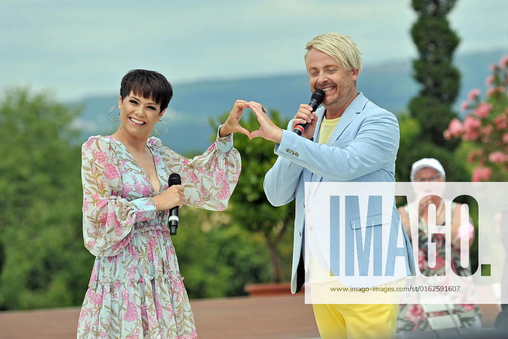ZDF Fernsehgarten entertainer Ross Antony and singer Francine Jordi during the ZDF entertainment show Fernsehgarten on 10 07 2022 in Mainz 20220710MWI25244
