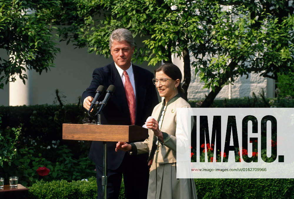 IMAGO ICONS: Ruth Bader Ginsburg Berühmte Feministinnen, Ruth Bader Ginsburg August 3, 1993, Washington, District of Columbia, U.S: President William Clinton introduces Judge Ruth Bader Ginsburg to the media during a ceremony in the Rose Garden of the White House after the Senate Judiciary Committee voted unanimously to confirm Judge Ginsburg as an Associate Justice of the Untied States Supreme Court. Washington U.S. - ZUMAr142 19930803_zap_r142_021