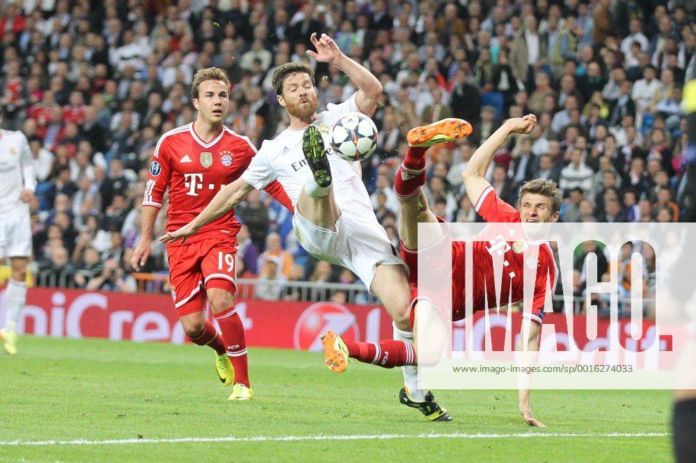 L-r: Mario Goetze 19 (FC Bayern München), im Zweikampf, Aktion, mit Xabi Alonso 14 (Real Madrid) und Thomas Mueller 25 (FC Bayern München), der nach dieser Szene einen Elfmeter fordert. Foul Real Madrid vs. FC Bayern München, Fussball, Champions League, 23.04.2014, EP_CKT
