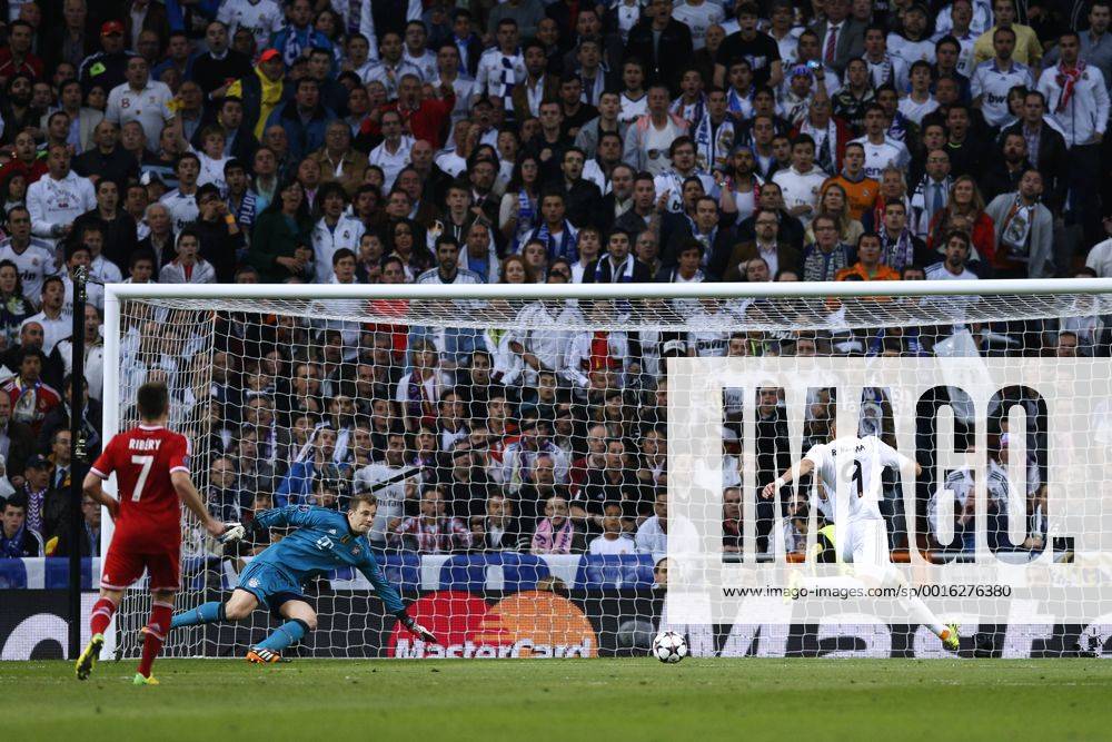 Manuel Neuer (Bayern), Karim Benzema (Real), APRIL 23, 2014 - Football Soccer : UEFA Champions League semi-final 1st leg match between Real Madrid 1-0 FC Bayern Munchen at the Santiago Bernabeu stadium in Madrid, Spain. Noxthirdxpartyxsales ( oqma013004)